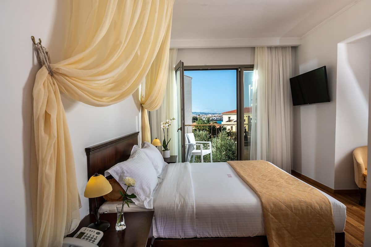 junior studio suite | premium bedding, down duvets, pillow-top beds, minibar