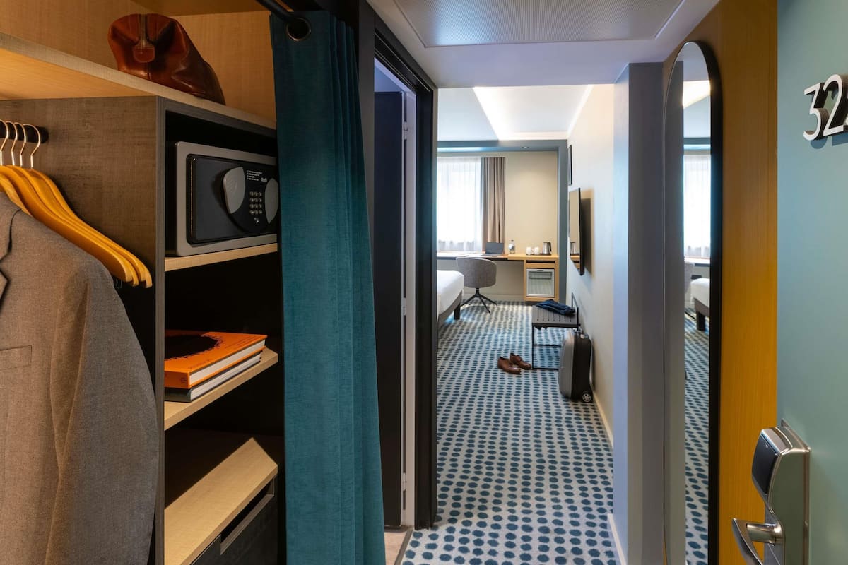 Pillowtop-Betten, Zimmersafe, Schreibtisch, Verdunkelungsvorhänge