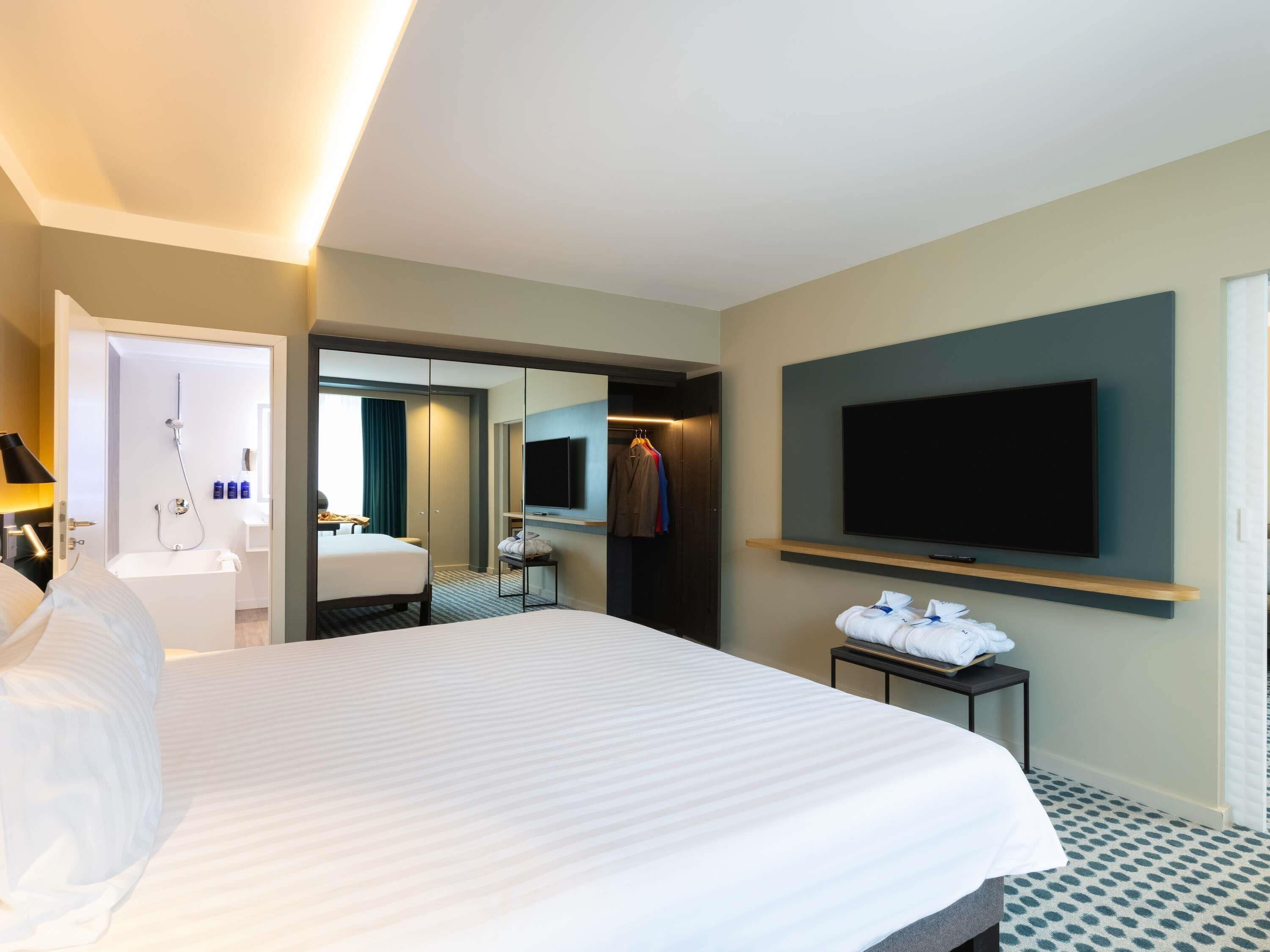 Pillowtop beds, in-room safe, desk, blackout drapes