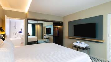 Pillowtop beds, in-room safe, desk, blackout drapes