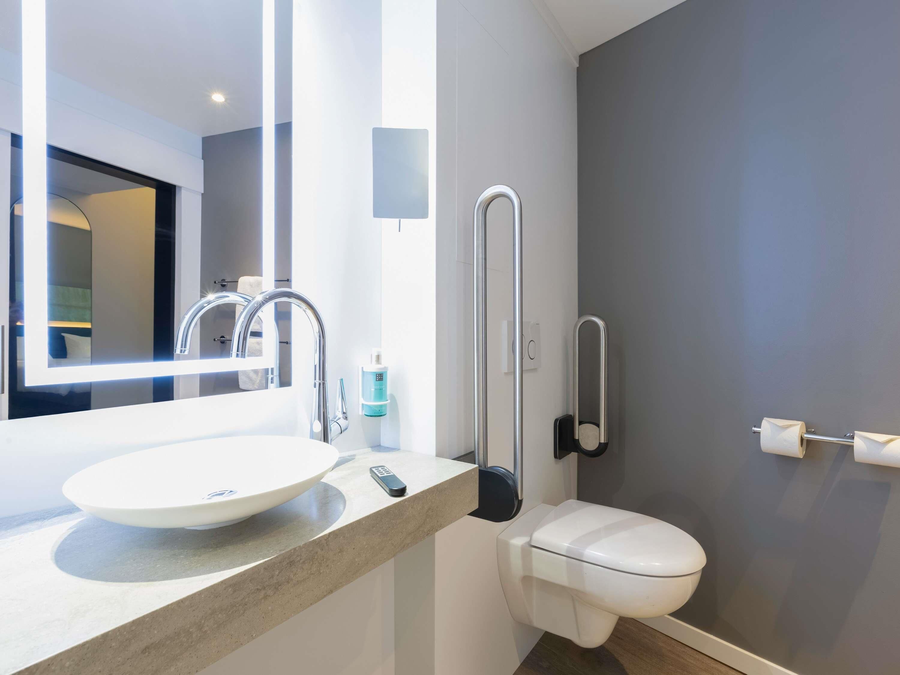 superior room, 1 queen bed, accessible | pillow-top beds, in-room safe, desk, blackout curtains