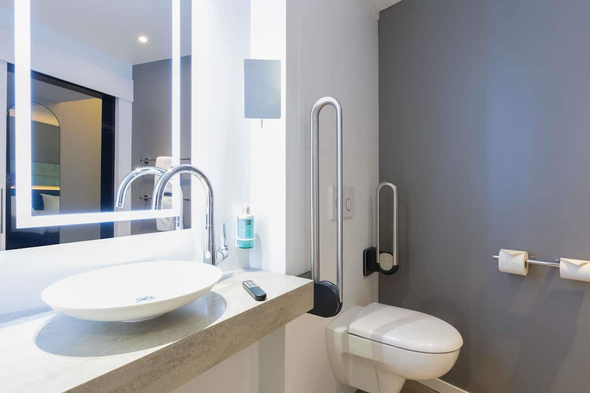 superior room, 1 queen bed, accessible | pillow-top beds, in-room safe, desk, blackout curtains