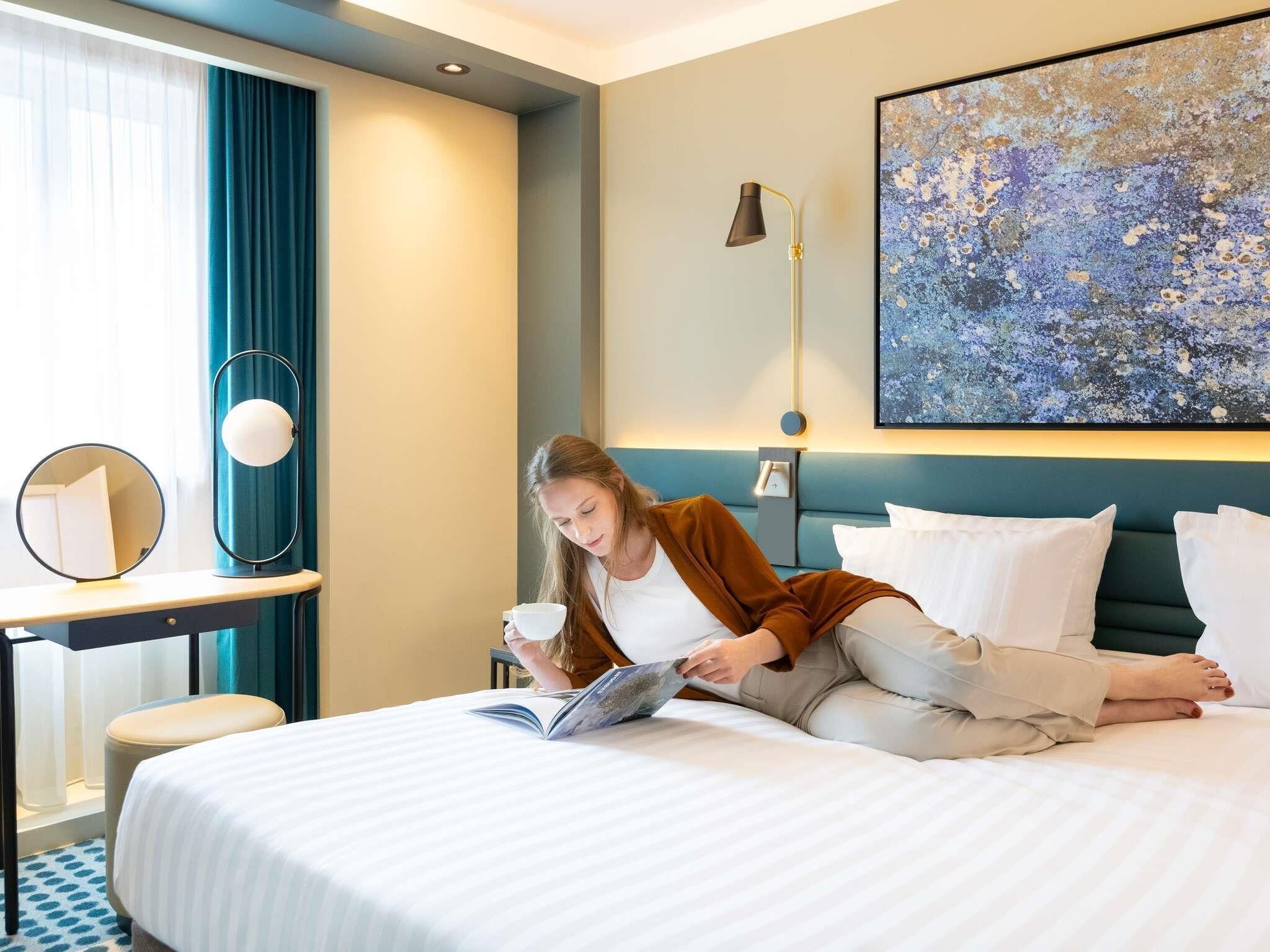 Pillowtop beds, in-room safe, desk, blackout drapes