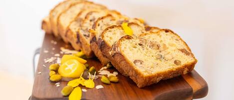 Rebanadas de pan con nueces y fruta seca sobre una tabla de madera.