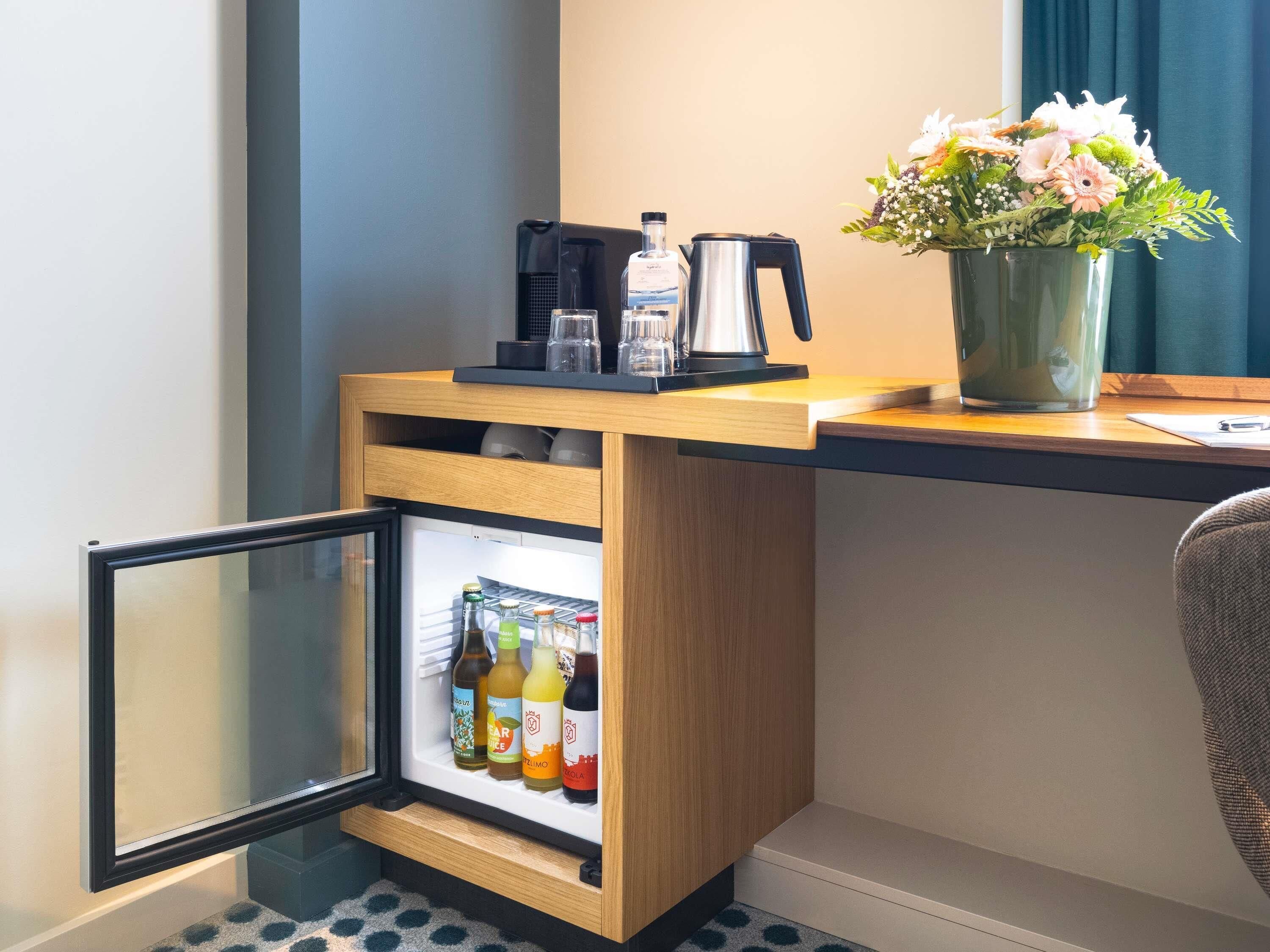 ピロートップベッド、セーフティボックス (室内)、デスク、遮光カーテン