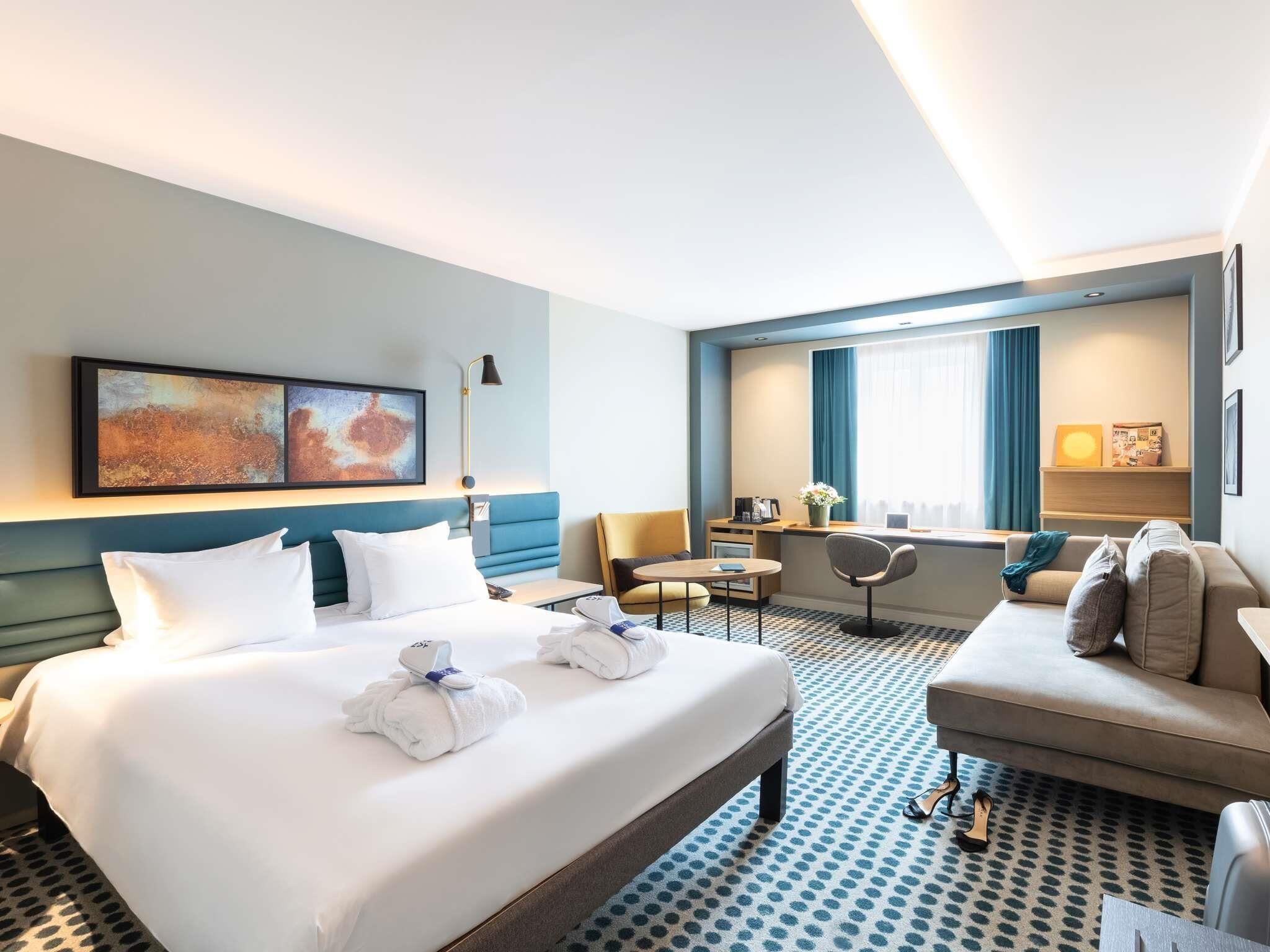 Pillowtop beds, in-room safe, desk, blackout drapes