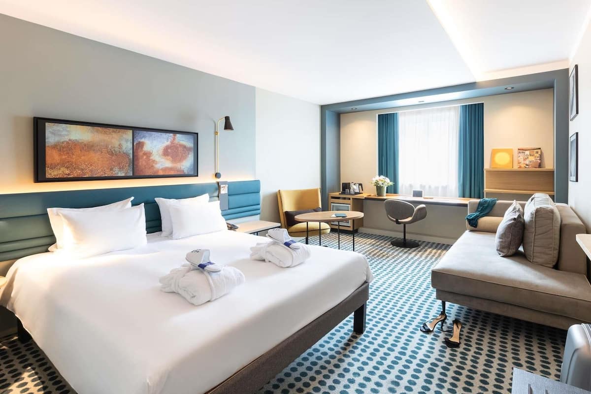 Executive Room, 1 Queen Bed (King Size Bed) | Pillow-top beds, in-room safe, desk, blackout curtains