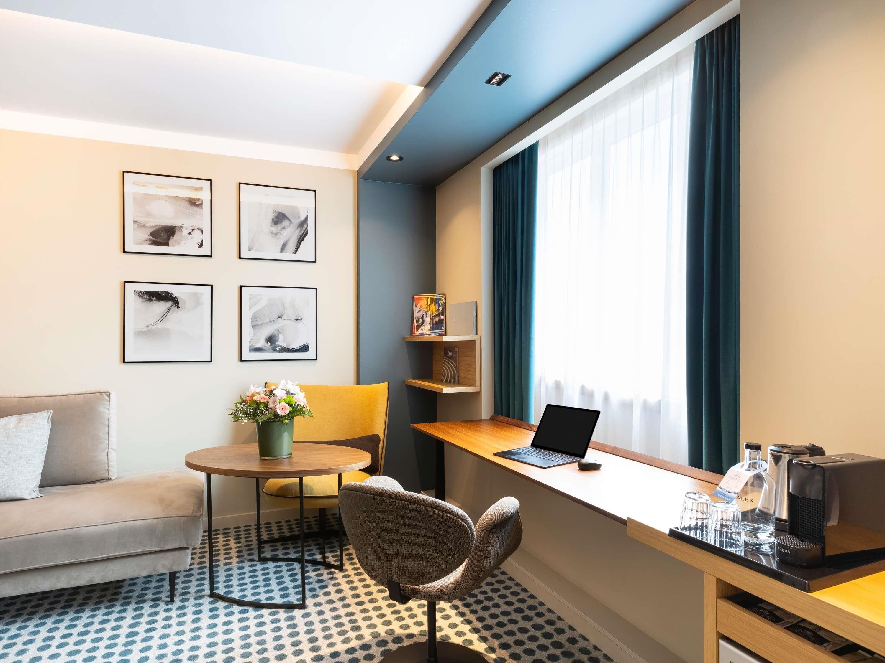 executive suite, 1 double bed | pillow-top beds, in-room safe, desk, blackout curtains