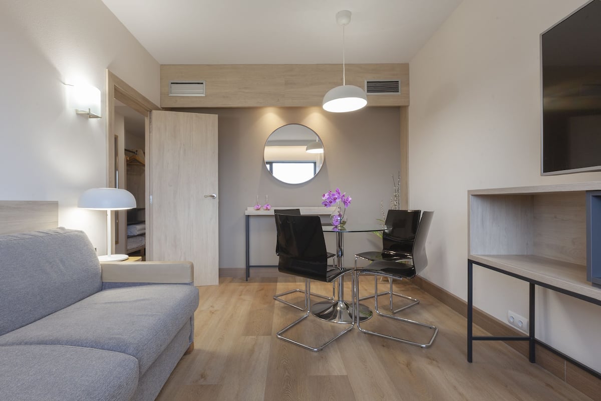 premium bedding, down duvets, minibar, in-room safe