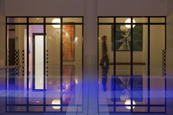 Sisäuima-allas avoinna 8.00–21.00, aurinkotuoleja