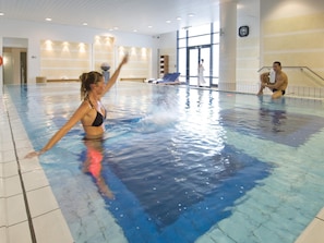 Indendørs pool, åben fra kl. 08.00 til kl. 21.00, liggestole