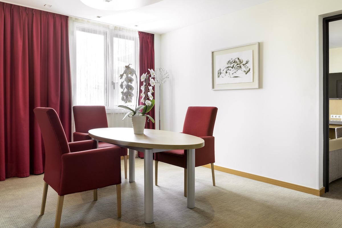 Suite, 1 lit double et 1 canapĂ©-lit | Literie de qualitĂ©, coffre-fort, bureau, systĂšme dâinsonorisation