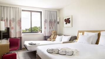 Luxe beddengoed, een kluis op de kamer, een bureau, geluiddichte muren