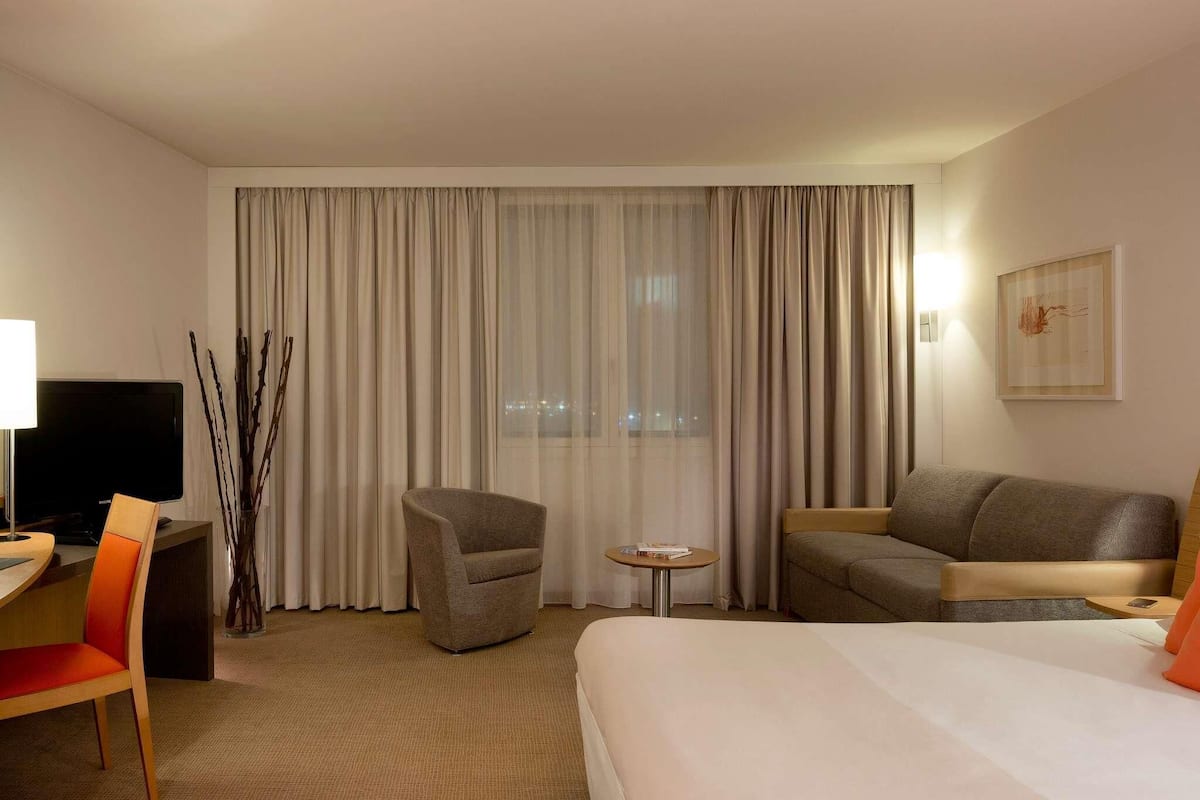 Ylelliset vuodevaatteet, tallelokero huoneessa, työpöytä, äänieristys