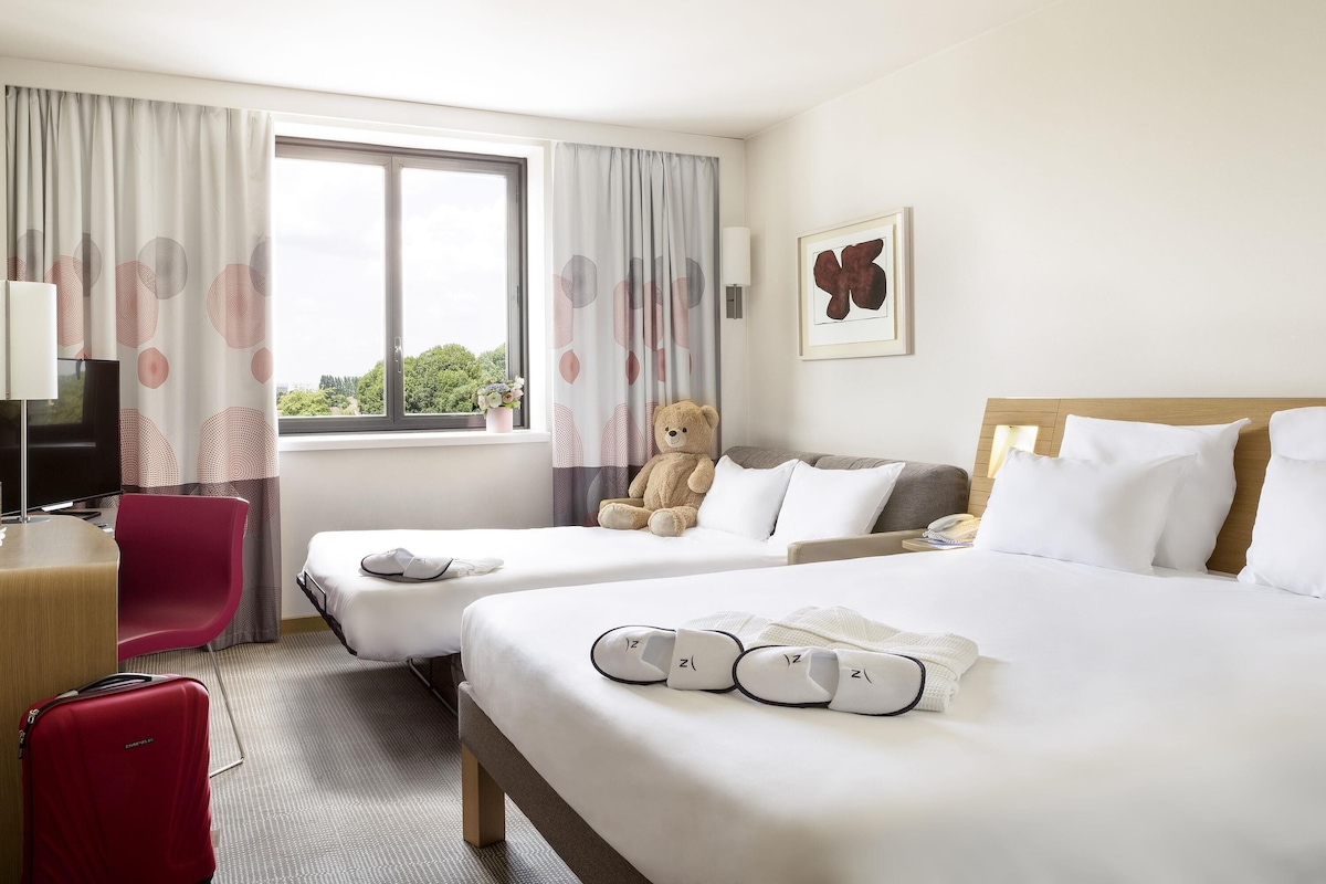 Premium bedding, in-room safe, desk, soundproofing