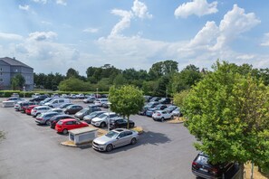 Pysäköintimahdollisuus (24 EUR per päivä)