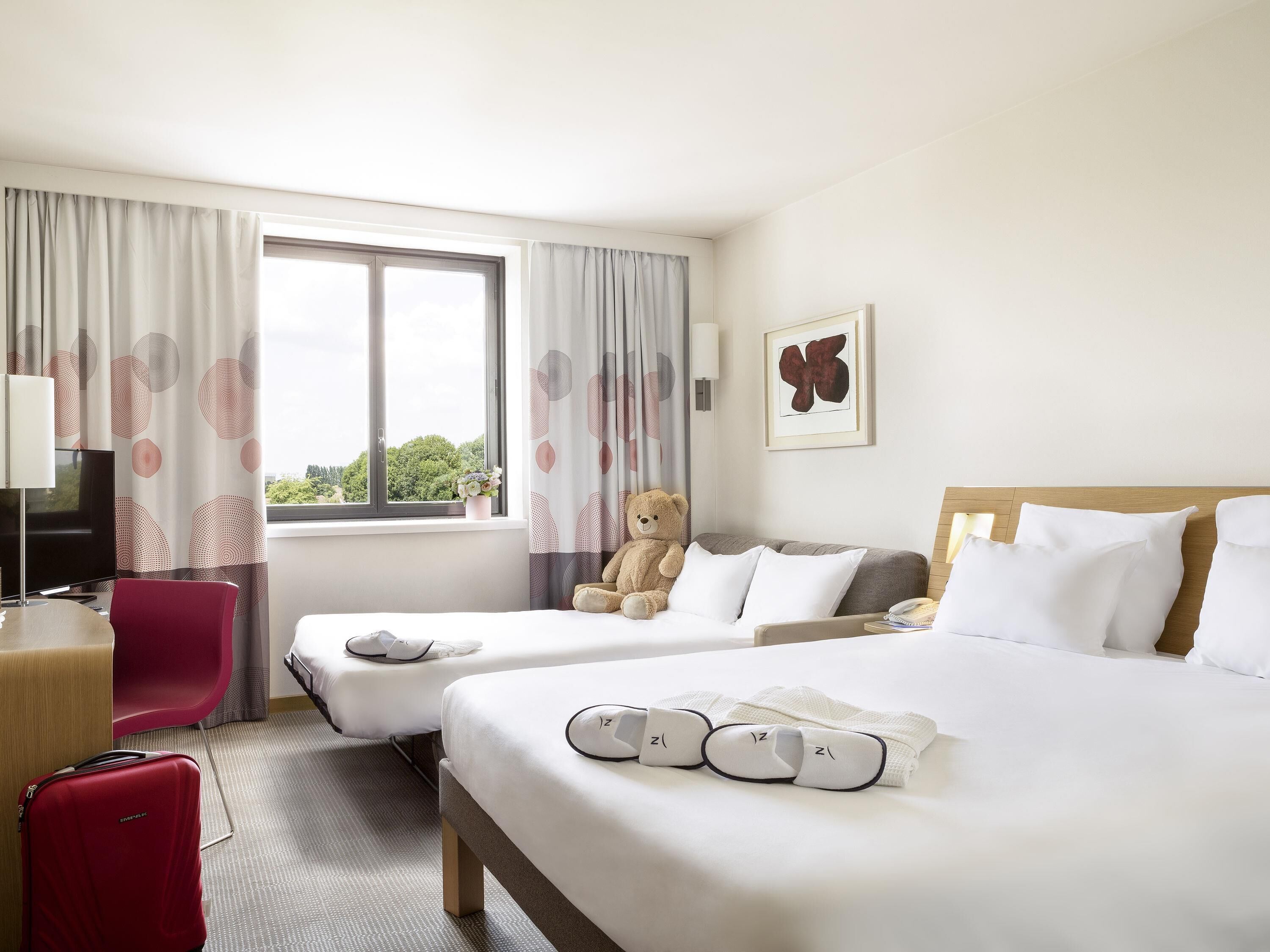 Luxe beddengoed, een kluis op de kamer, een bureau, geluiddichte muren