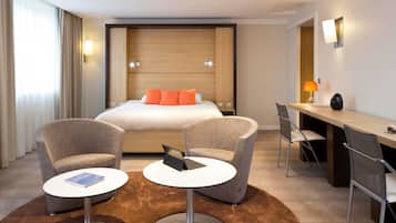 Executive Room, 1 Queen Bed | Premium bedding, in-room safe, desk, soundproofing