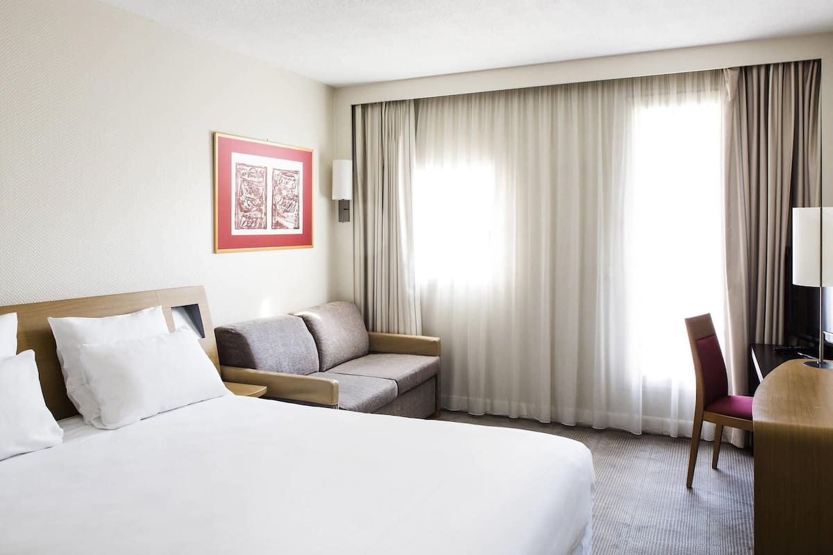 Premium bedding, in-room safe, desk, soundproofing