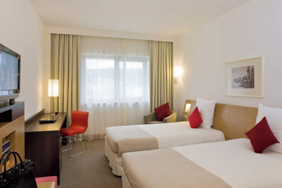 Classic Room, 2 Katil Bujang (Single) | Peralatan tempat tidur premium, peti besi dalam bilik, meja