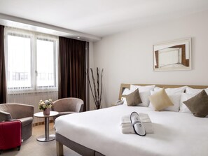 高档床上用品、客房内保险箱、办公桌、隔音