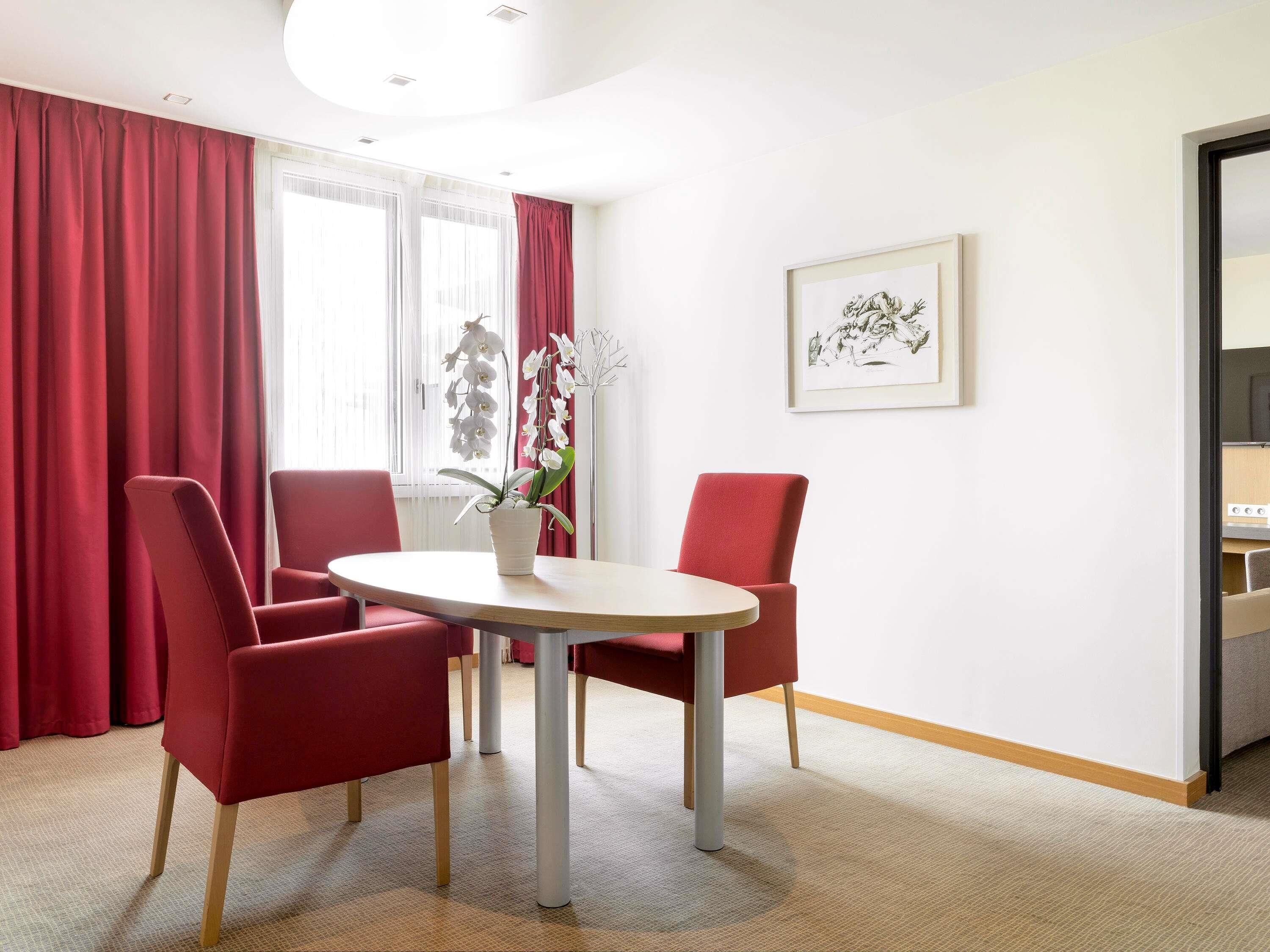 Sviitti, 1 parisänky ja vuodesohva | Ylelliset vuodevaatteet, tallelokero huoneessa, työpöytä, äänieristys