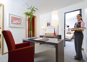 Suite, 1 Double Bed with Sofa bed | Premium bedding, in-room safe, desk, soundproofing - Novotel Paris Roissy CDG Convention (Roissy-en-France)