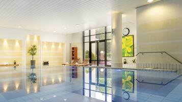 Piscine couverte, accès possible de 08 h 00 à 21 h 00, chaises longues