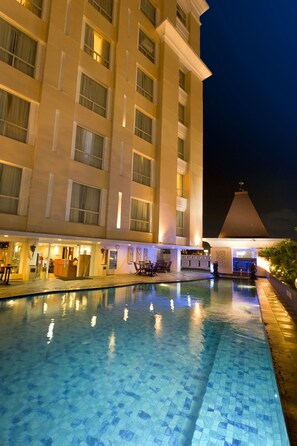 Una piscina al aire libre