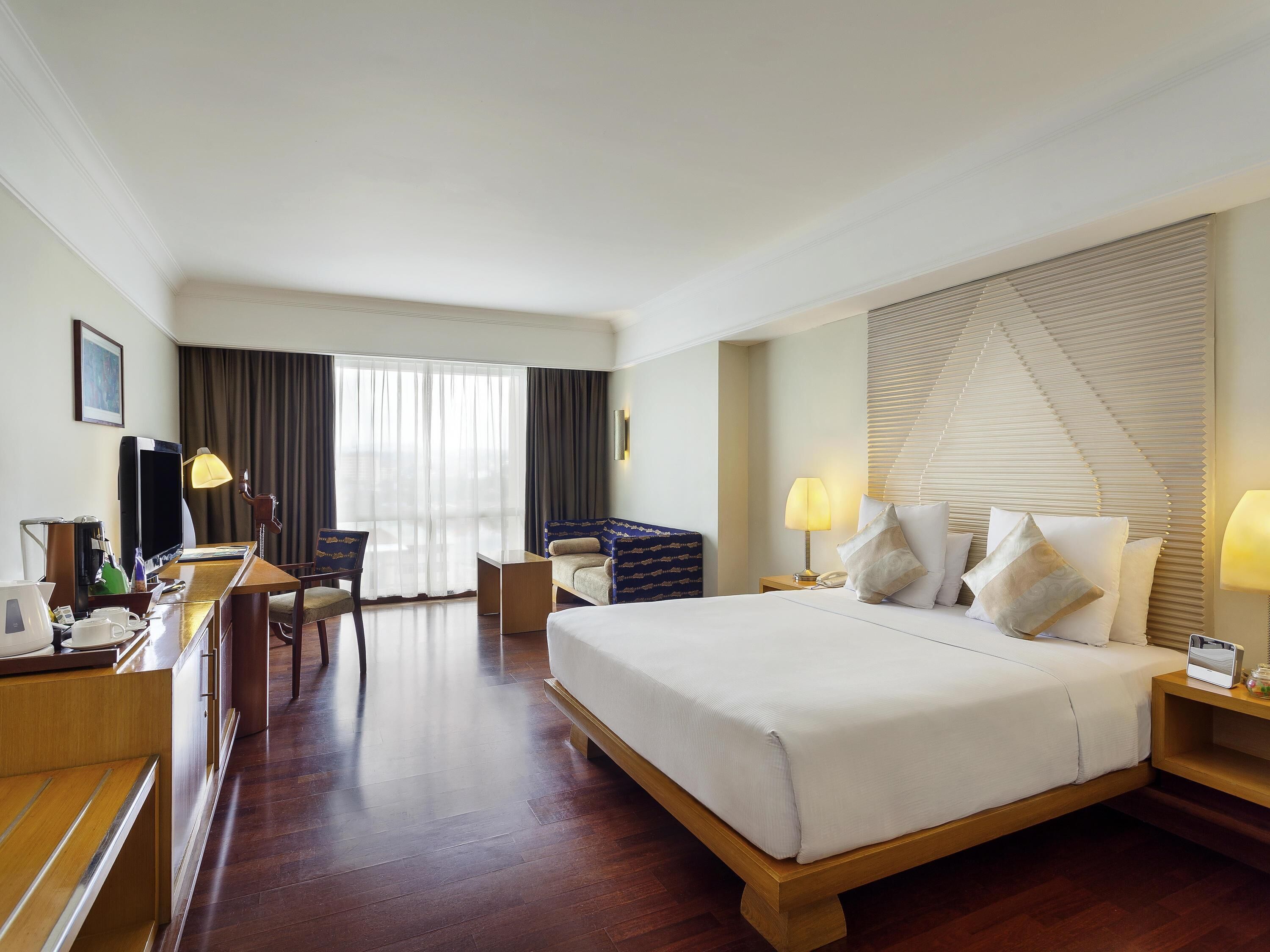 Superior Room, 1 Queen Bed | In-room safe, desk, blackout drapes, soundproofing