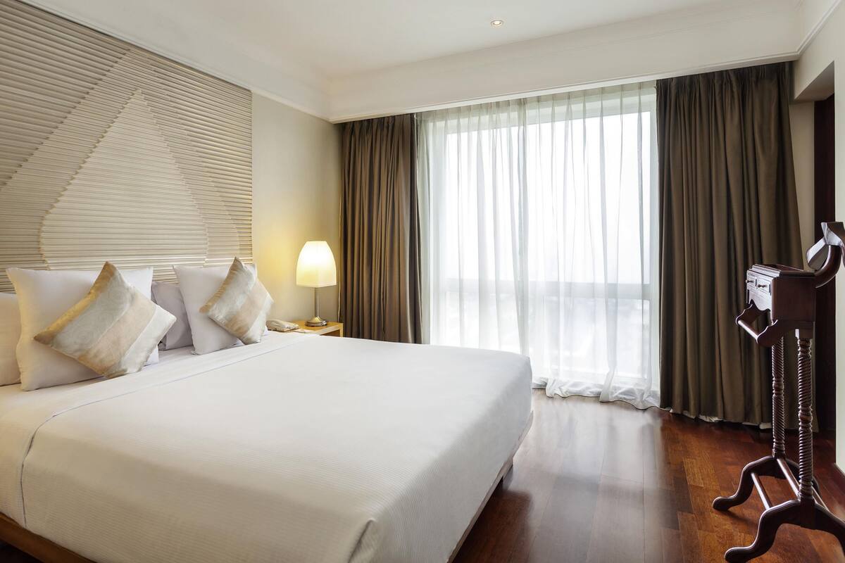 Suite Superior, 1 Tempat Tidur King | Brankas, meja kerja, tirai kedap cahaya, dan kedap suara
