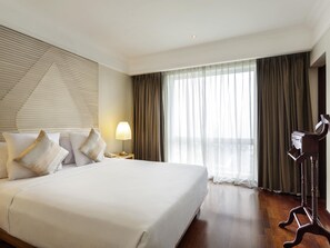 Suite Superior, 1 Tempat Tidur King | Brankas, meja kerja, tirai kedap cahaya, dan kedap suara