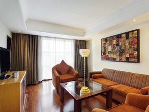 Suite – superior, 1 kingsize-seng | Safe på rommet, skrivebord, blendingsgardiner og lydisolert