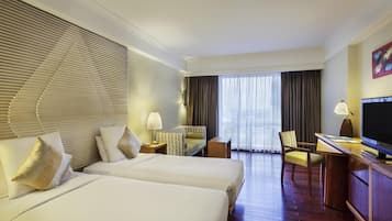 Caja de seguridad en la habitación, escritorio y cortinas blackout