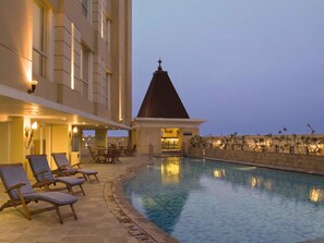 Outdoor pool - Novotel Semarang (Semarang)