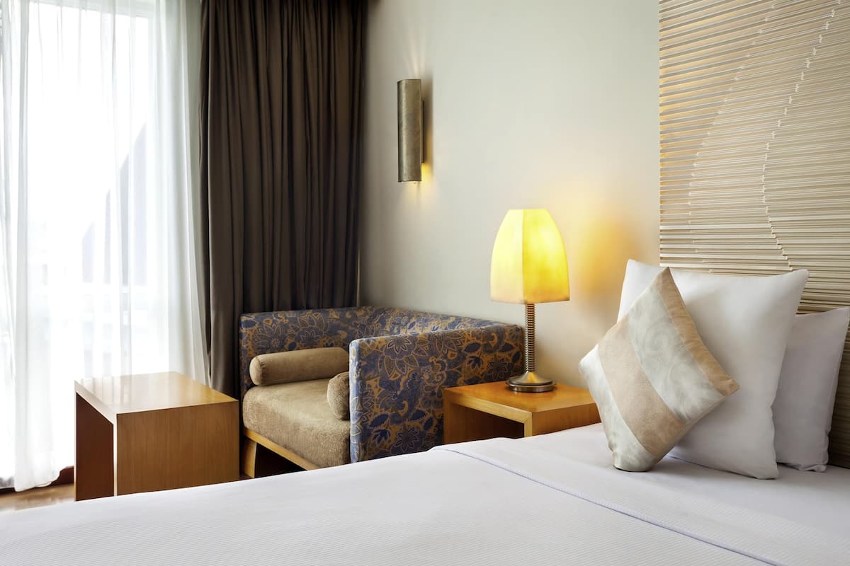 Caja de seguridad en la habitación, escritorio y cortinas blackout