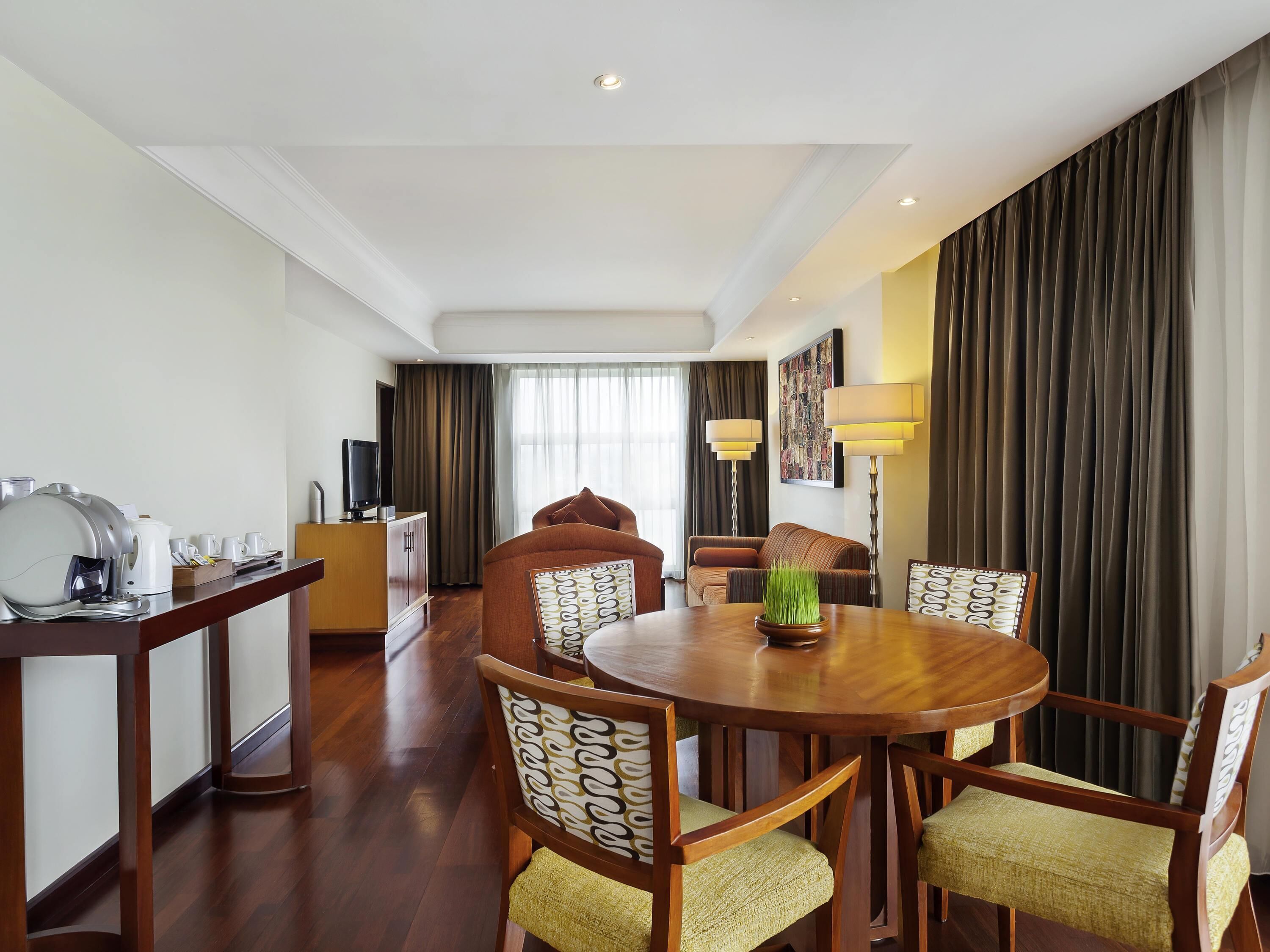 Suite – superior, 1 kingsize-seng | Safe på rommet, skrivebord, blendingsgardiner og lydisolert