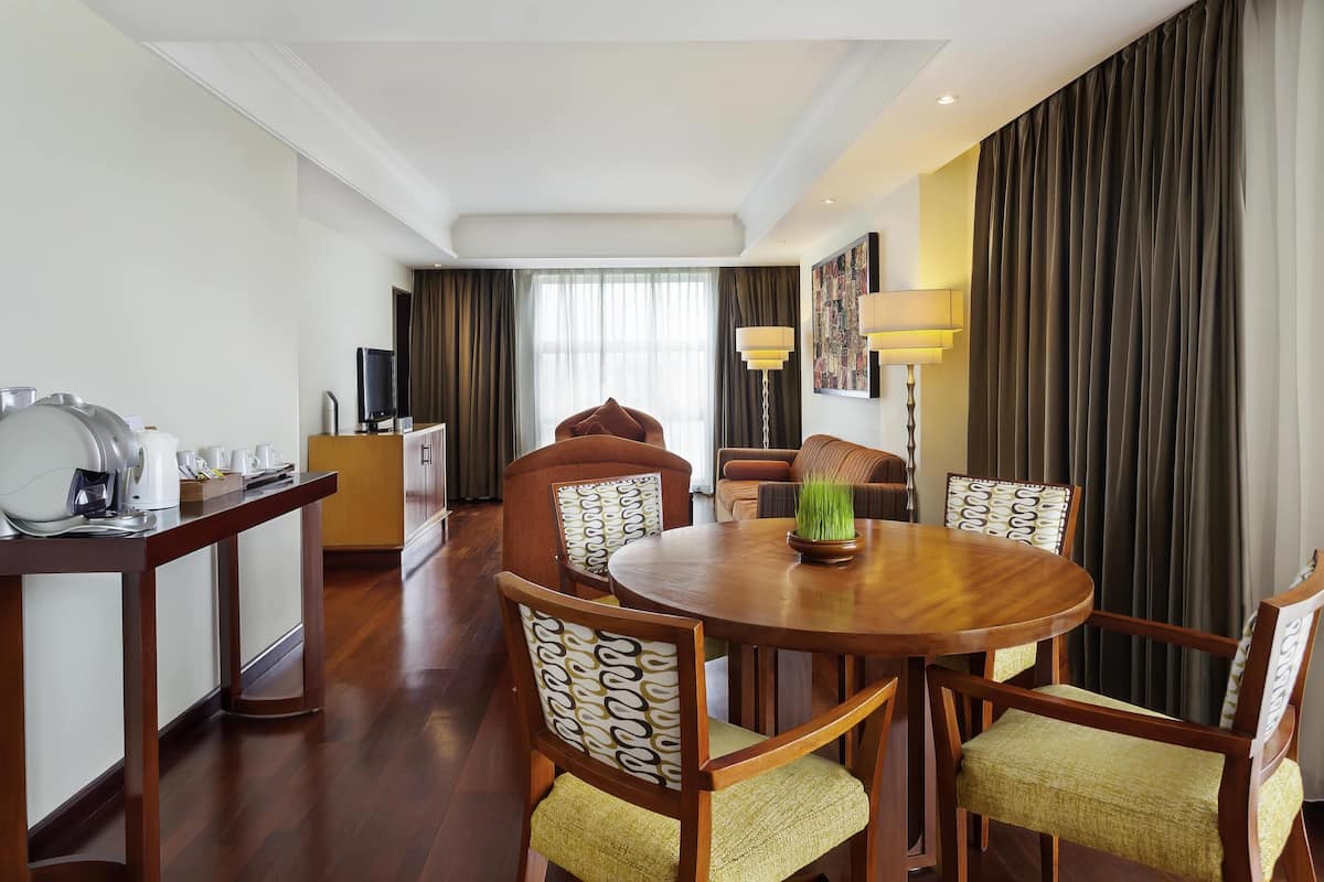 Caja de seguridad en la habitación, escritorio y cortinas blackout