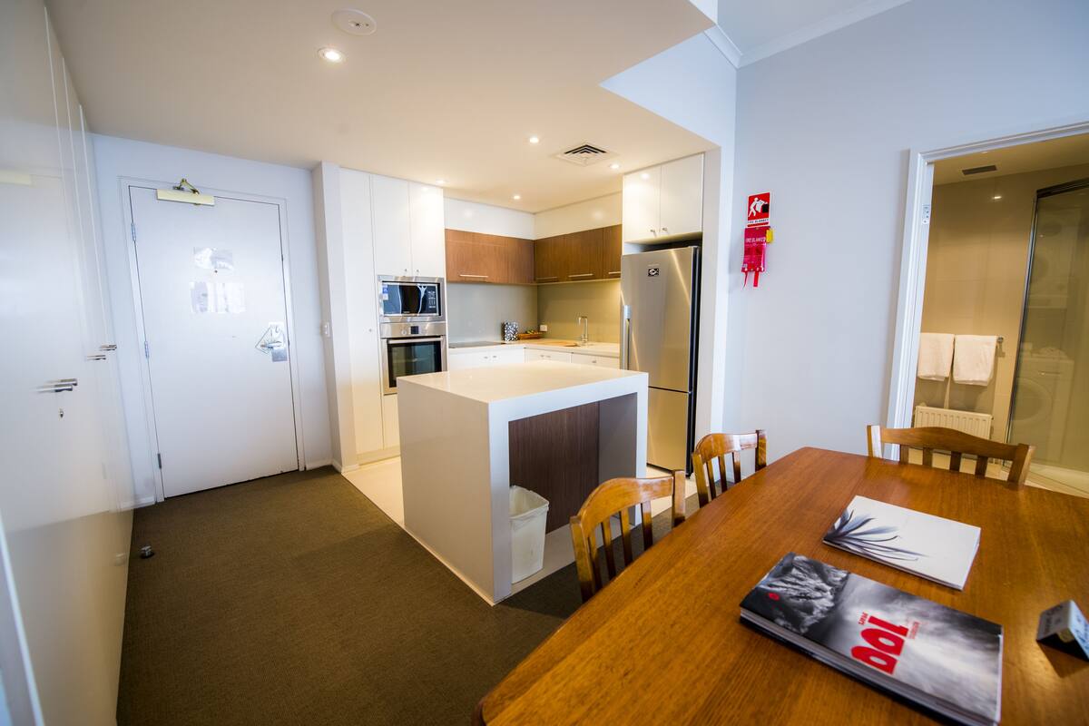 Executive suite, 1 slaapkamer | Een strijkplank/strijkijzer, gratis wifi, een wekker, beddengoed