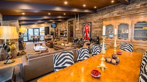 The Lakeland Penthouse | Iron/ironing board, WiFi (free), alarm clocks, bed sheets