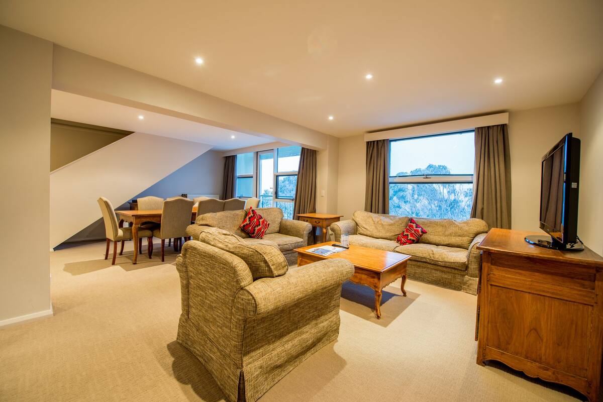 Executive appartement, 2 slaapkamers | Woonruimte | Televisie