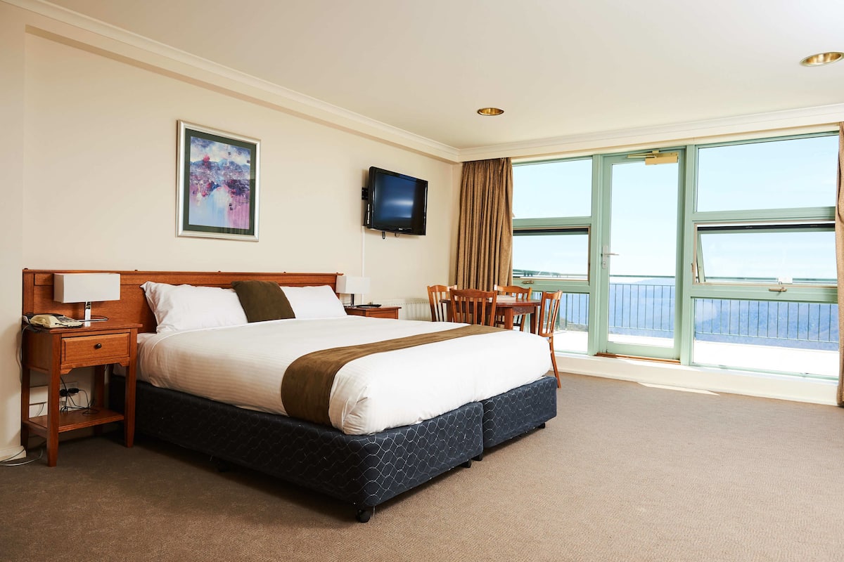 Howqua Suite | Iron/ironing board, free WiFi, bed sheets, alarm clocks