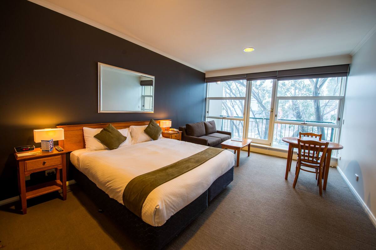 Standaard kamer, 1 kingsize bed | Een strijkplank/strijkijzer, gratis wifi, een wekker, beddengoed