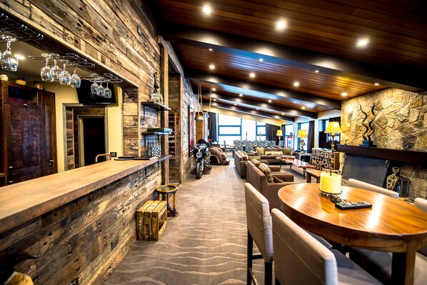 Penthouse Deluxe, 2 phòng ngủ | Bàn ủi/dụng cụ ủi quần áo, truy cập Internet không dây miễn phí 