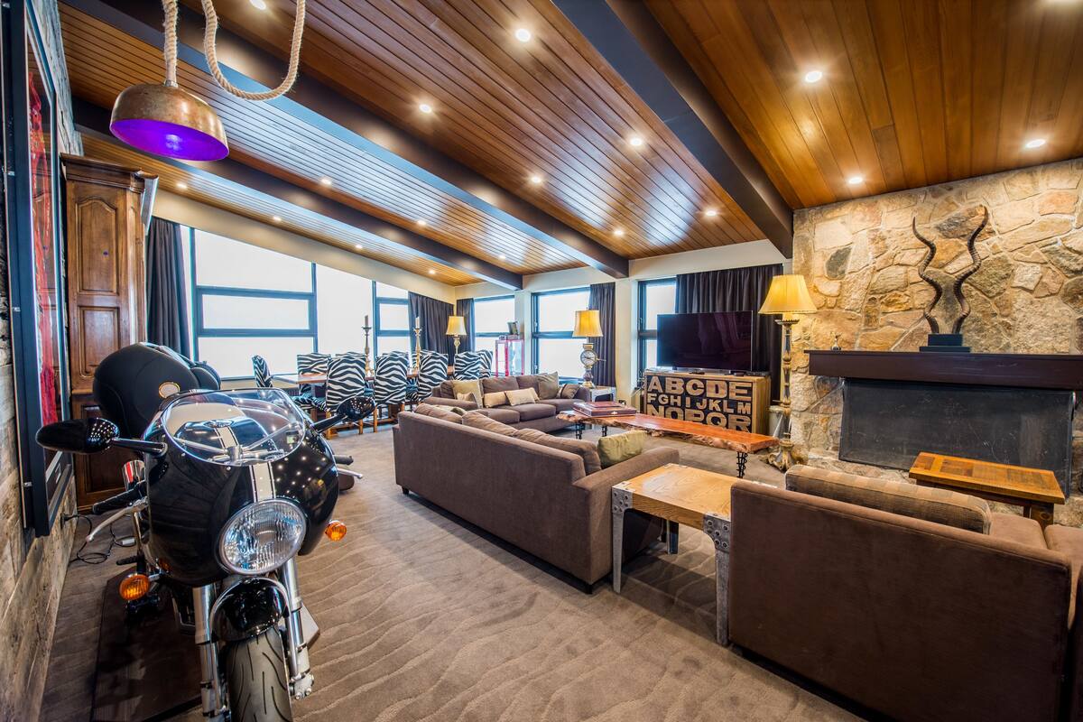 Deluxe penthouse, 2 slaapkamers | Een strijkplank/strijkijzer, gratis wifi, een wekker, beddengoed