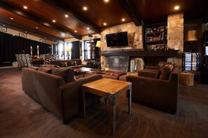 Penthouse Deluxe, 2 phòng ngủ | Khu phòng khách | TV 