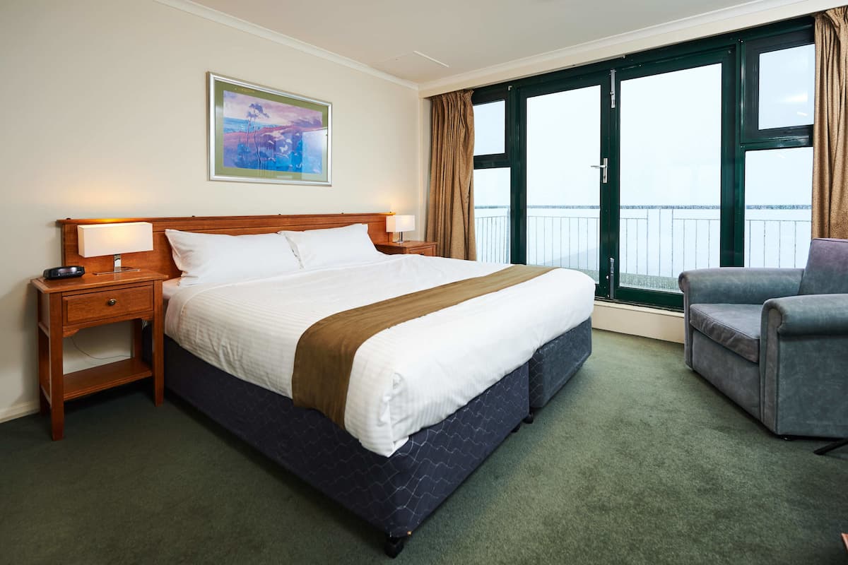 Standard King Room | Iron/ironing board, free WiFi, bed sheets, alarm clocks