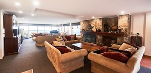 TV - Mt Buller Chalet Hotel & Suites (Mount Buller)