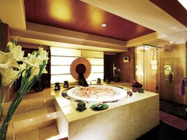 Sauna, hydrotherapy, aromatherapy, 9 treatment rooms