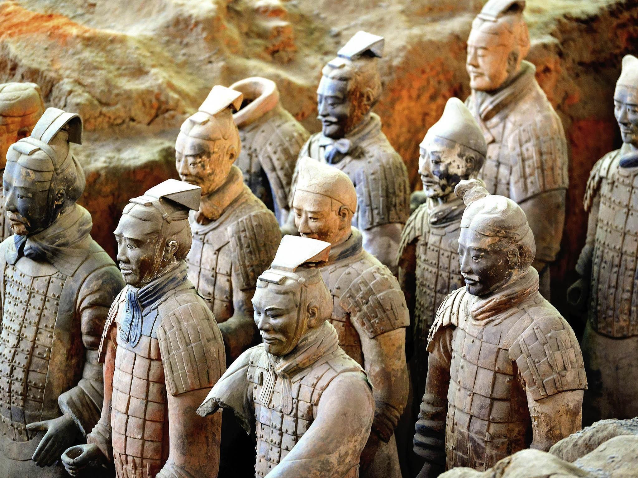 Une collection de statues de guerriers en terre cuite.